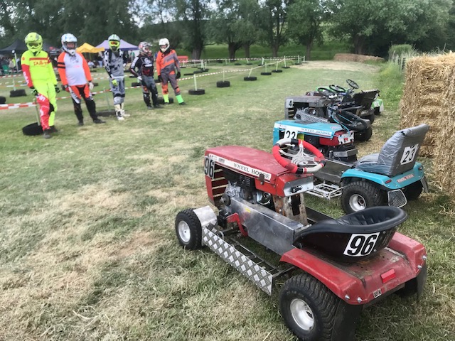 Course de tracteurs tondeuses
