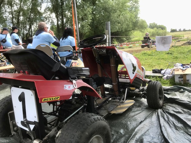 Course de tracteurs tondeuses