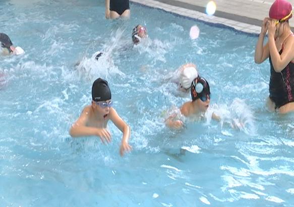 Anderlues : les premiers nageurs dans la piscine ! 