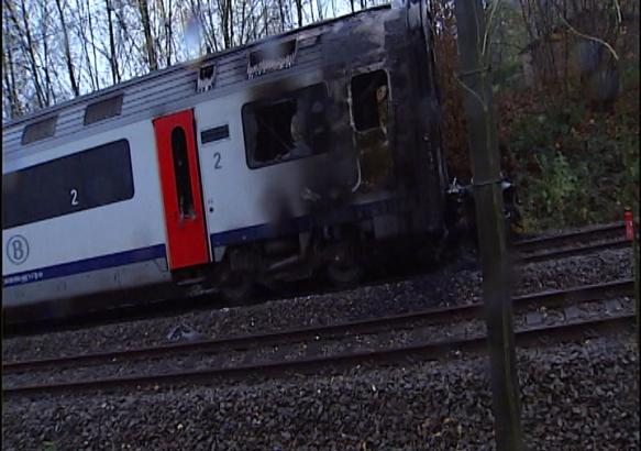Morlanwelz : une voiture happée par un train.