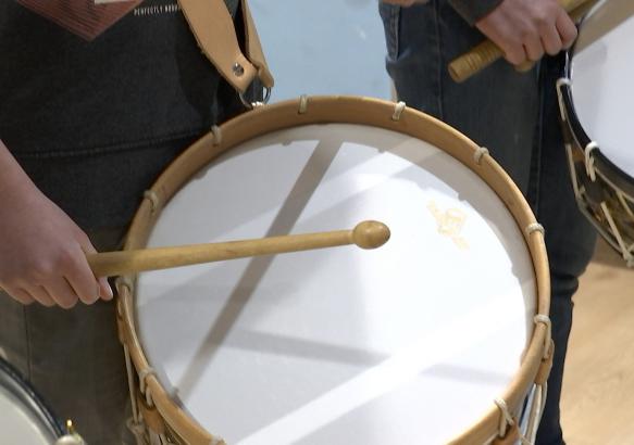 Carnaval : "El Vî Tambour " une école binchoise qui forme de futurs tamboureurs
