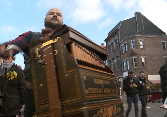 Les jeunesses sortent à la viole et en fanfare le lundi à Binche