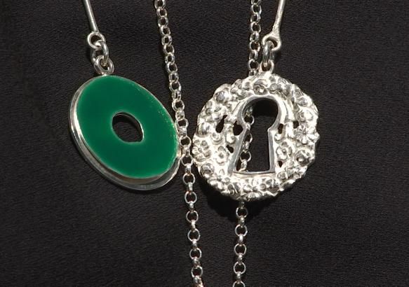 Des masques aux bijoux