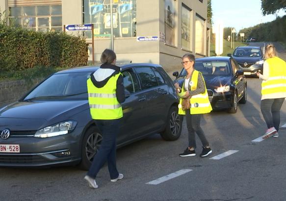 Ronquières : opération bonbons pour plus de sécurité devant l'école