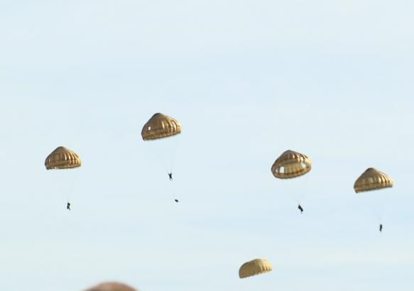 Les para-commandos en opération évacuation de civils à Binche
