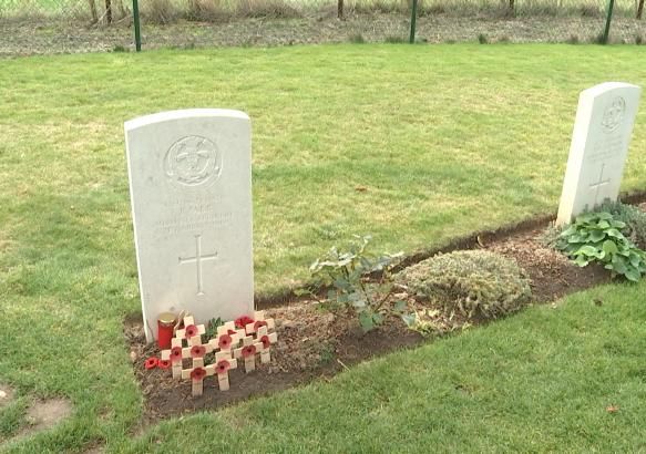 Saint-Symphorien ; deux soldats de la Grande Guerre, le "premier" et le "dernier" côte à côte