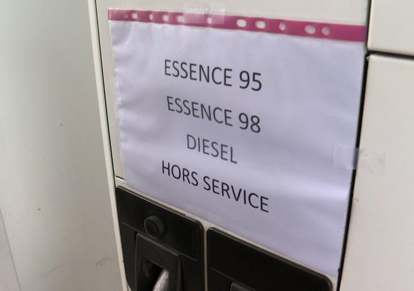 Feluy : les camions citernes réapprovisionnent les pompes