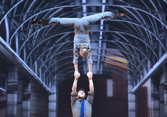 La Louvière : le Cirque Eloize séduit le public du théâtre !