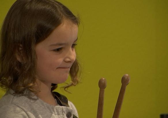 A Binche on organise des ateliers tambour pour enfants