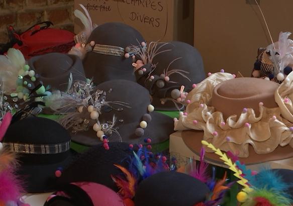 Binche : confection des chapeaux du Carnaval