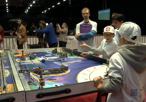 La Louvière: les élèves de l ISJ participent à une compétition de robotique (extrait de l Info Mag)