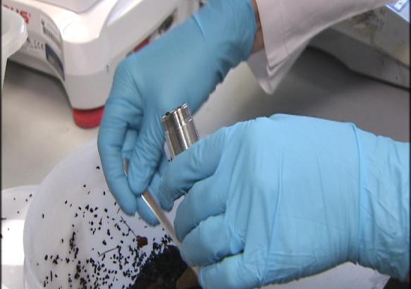 Mons : un laboratoire analyse les terrains synthétiques