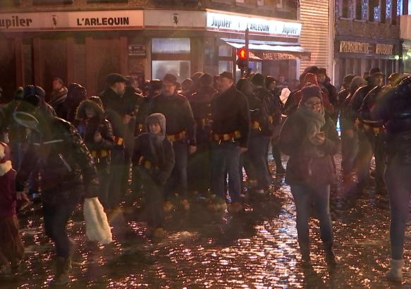 Binche :  soumonce sous parapluies
