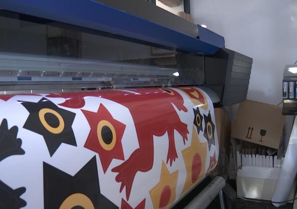 Binche : des stickers aux couleurs du carnaval pour vos façades