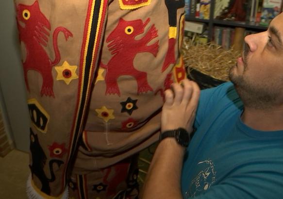 La Louvière : un Parisien, initié au bourrage du gille