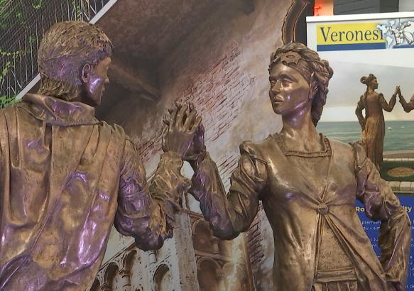 La Louvière : une statue en l honneur de Roméo et Juliette s expose dans la galerie de Cora