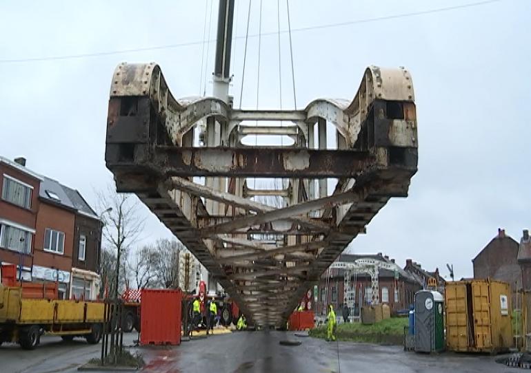 Strépy-Bracquegnies : enlèvement de la passerelle piétonne